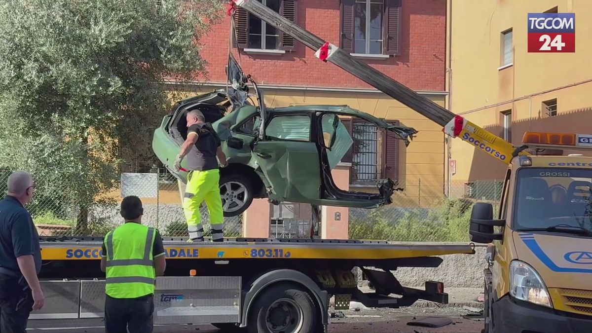 Bologna, inseguito dalla polizia si schianta in auto contro un palo: morto un 18enne
