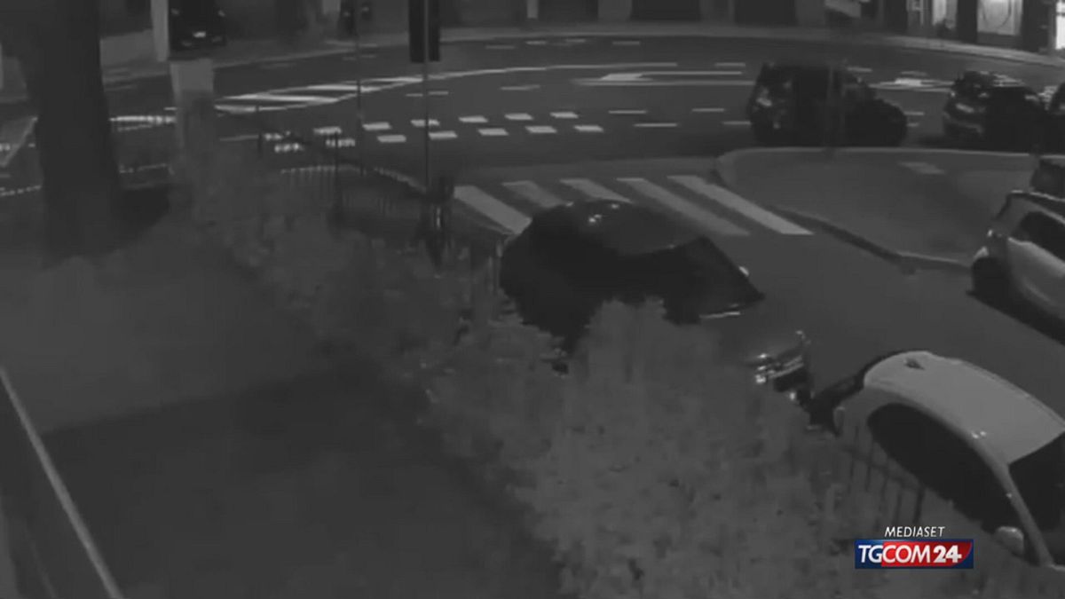 Inseguito dalla polizia a Bologna, le immagini dello schianto
