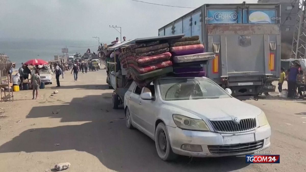 Gaza, le "carovane" dei palestinesi in fuga verso sud