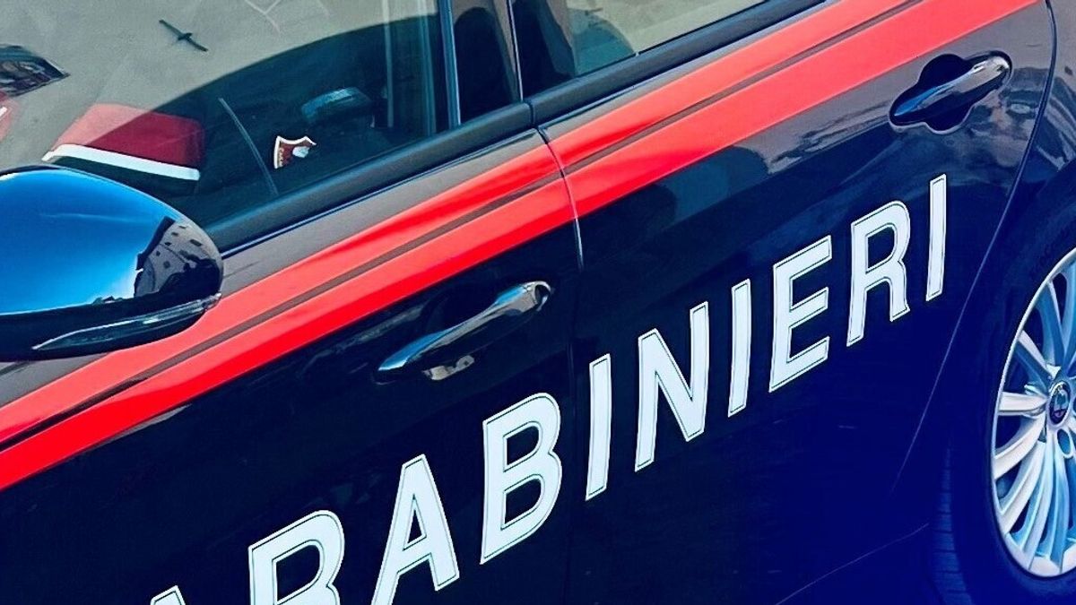 Trova i ladri in casa e li scaraventa giù dal terrazzo: "L