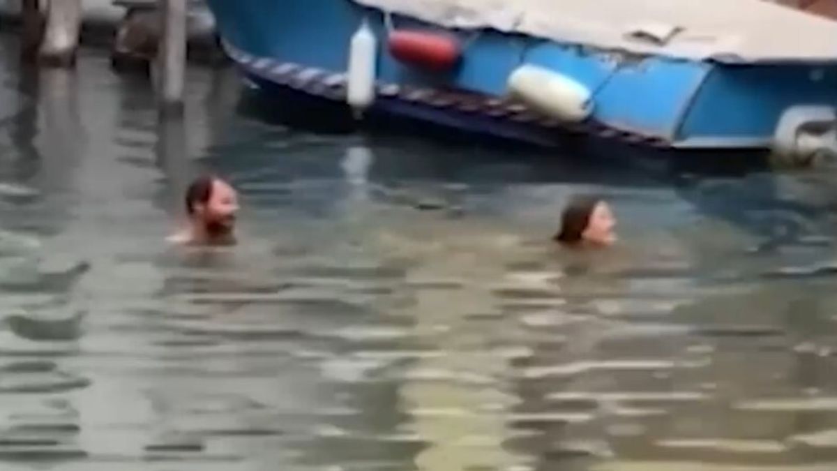 Venezia, turisti "cafoni" si tuffano nel Canal Grande