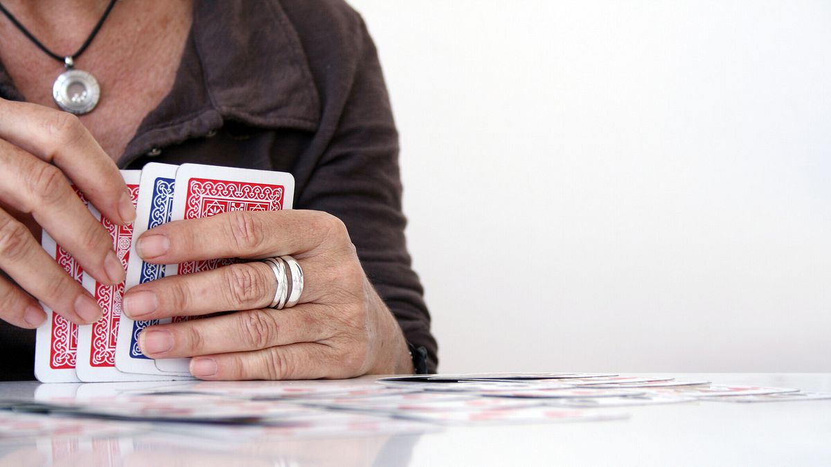 Basta scommesse a burraco e scopone: il circolo di Posillipo mette al bando i giochi con le carte