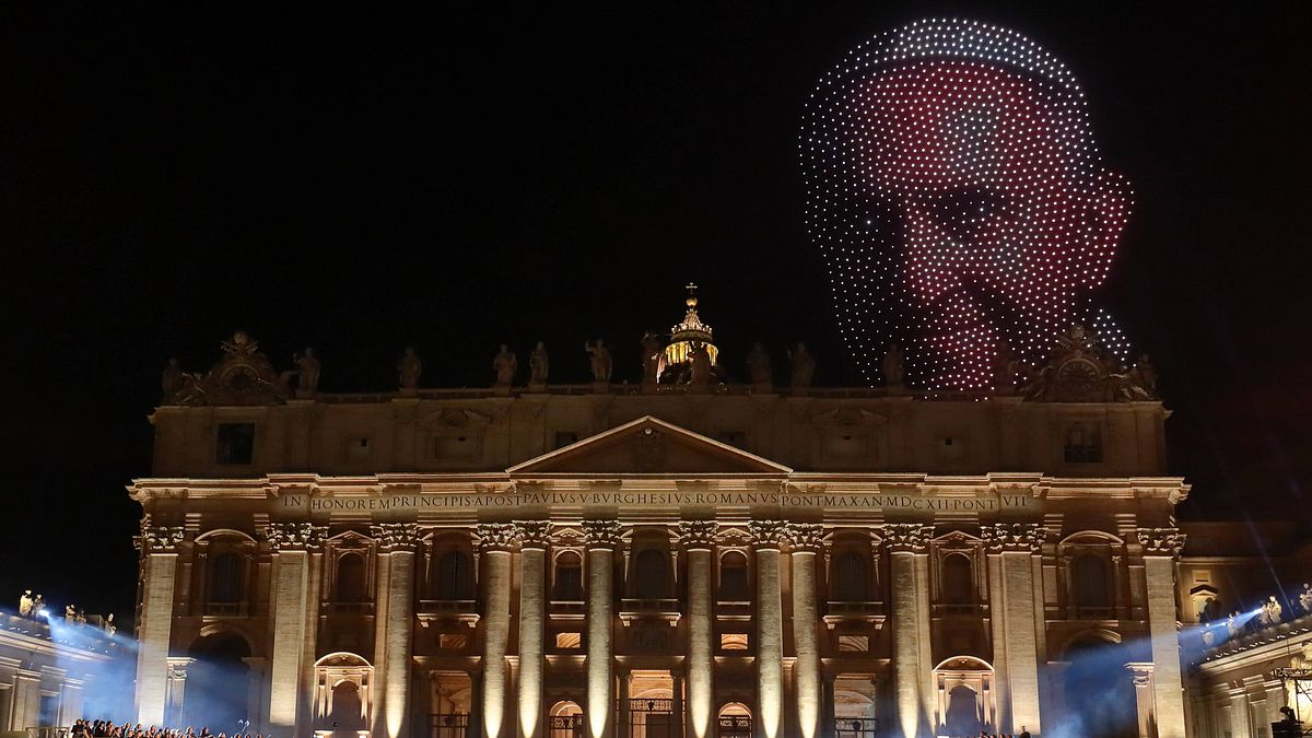 In Vaticano il cielo dipinto dai droni di Grace for the World