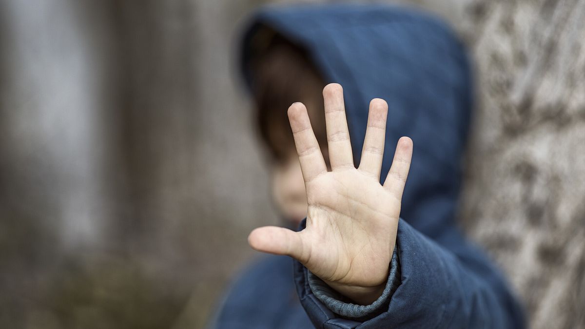 Preso a bastonate da tre bambini durante la festa di compleanno al parco: festeggiato finisce in ospedale