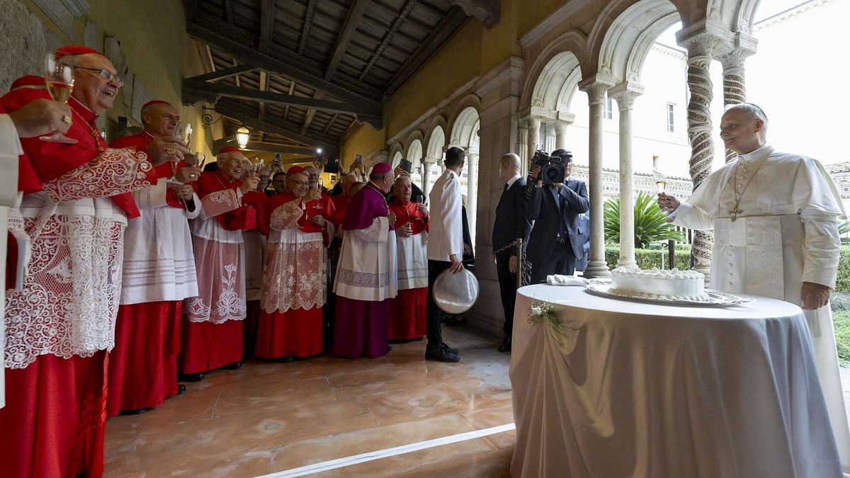 Il primo compleanno da Papa per Leone XIV, gli auguri dal mondo per i 70 anni | Il brindisi e il taglio della torta con i cardinali