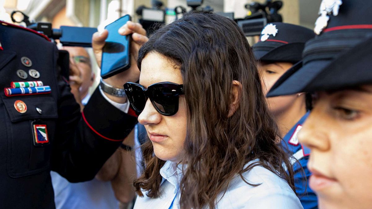 Parma, processo neonati sepolti: foto di un figlio morto, Chiara Petrolini esce da aula | Carabiniere: "Tutti escludevano la sua gravidanza"
