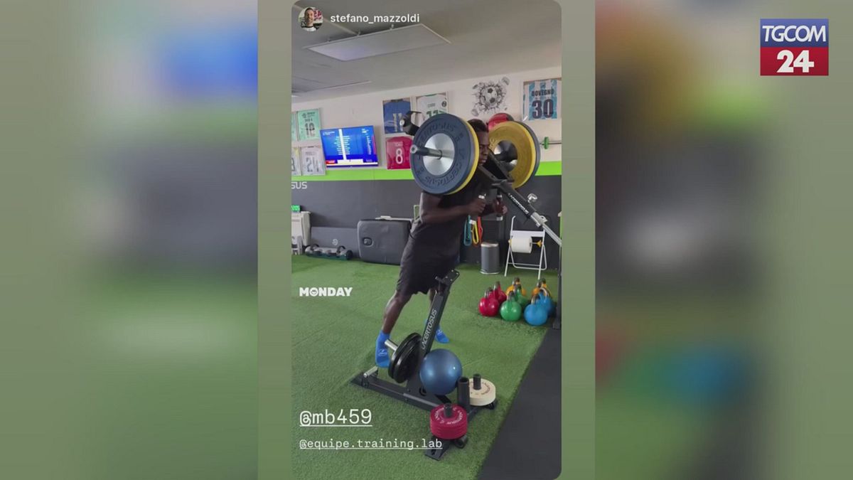mario balotelli il duro allenamento in palestra