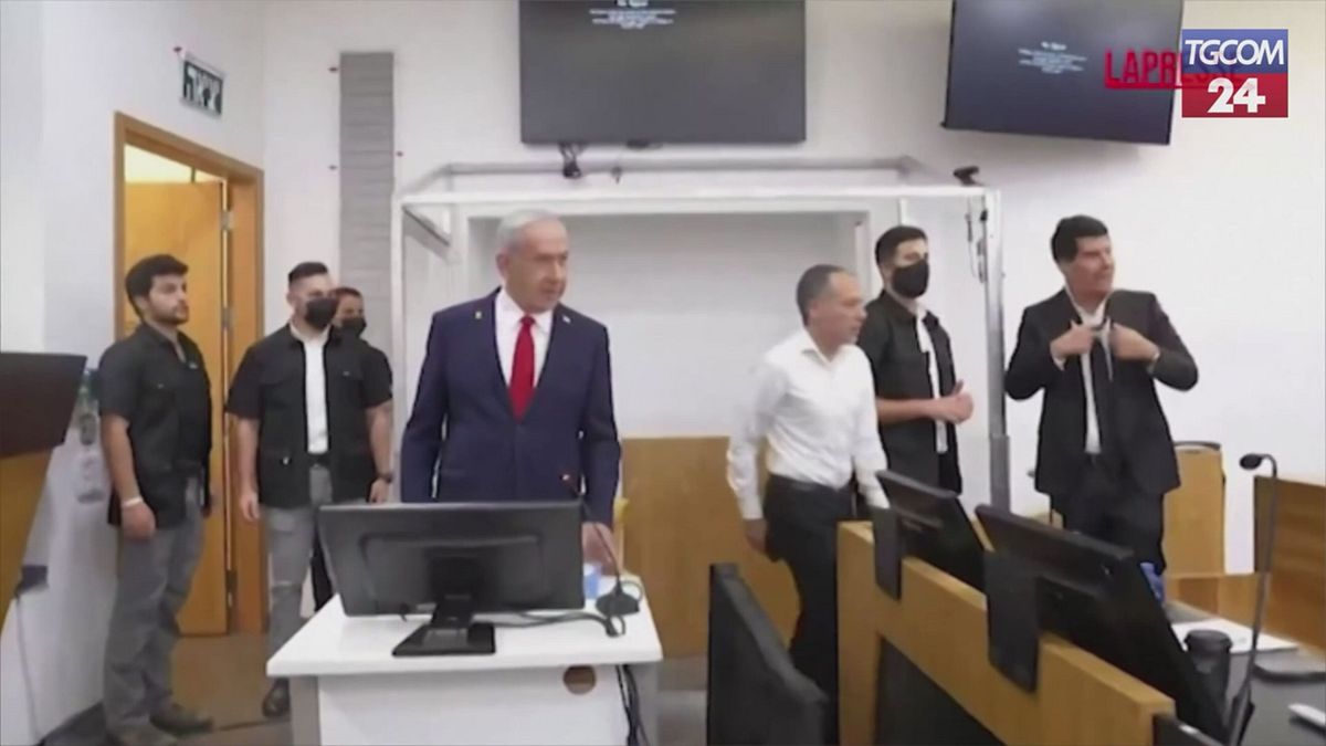 Israele, Benjamin Netanyahu torna in tribunale per il processo per corruzione
