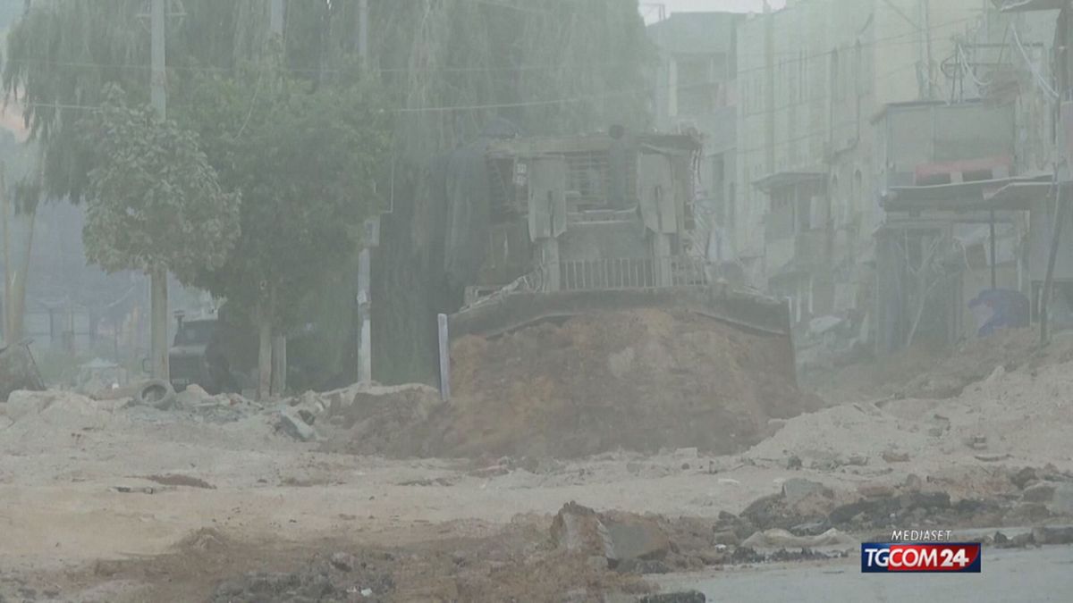 gaza nella striscia distruzione sistematica con ruspe e caterpillar