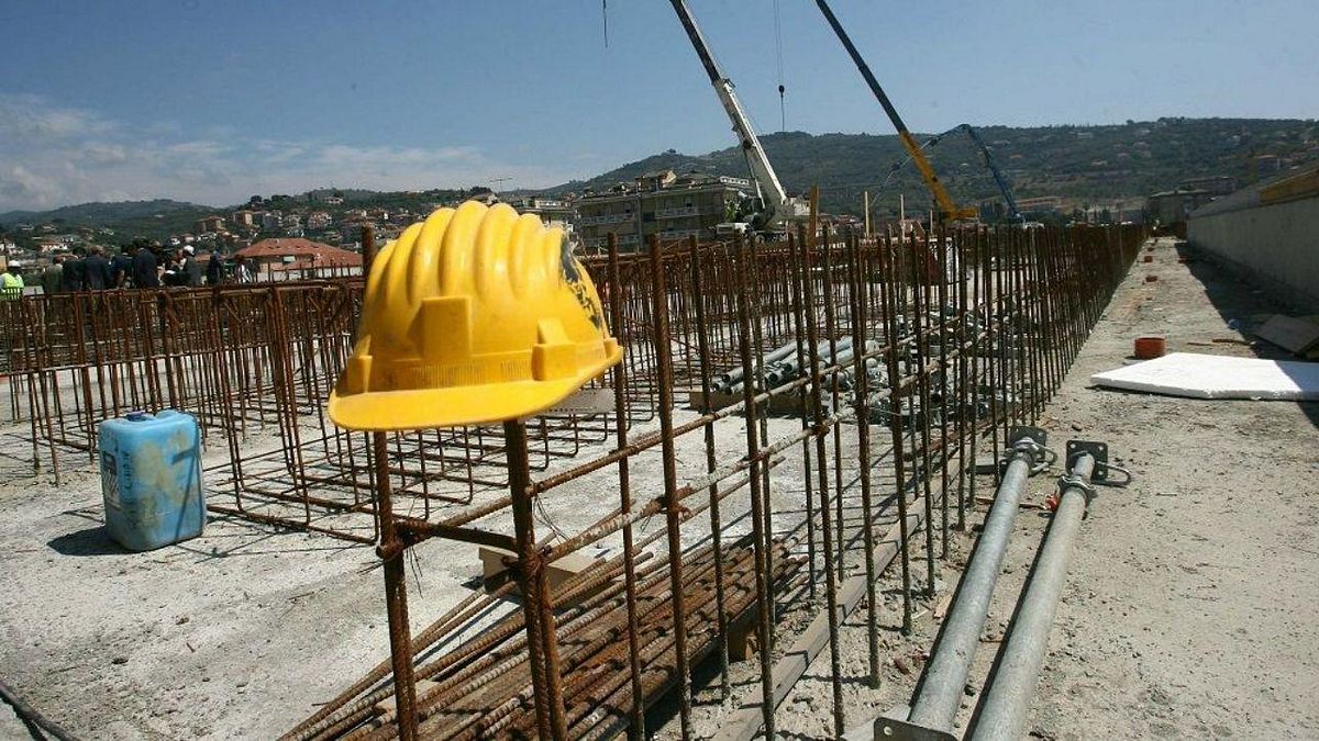 due operai morti sul lavoro in poche ore tragedie a torino e milano