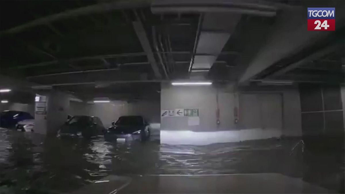 Giappone, automobilista intrappolato in un parcheggio allagato: si salva per un soffio