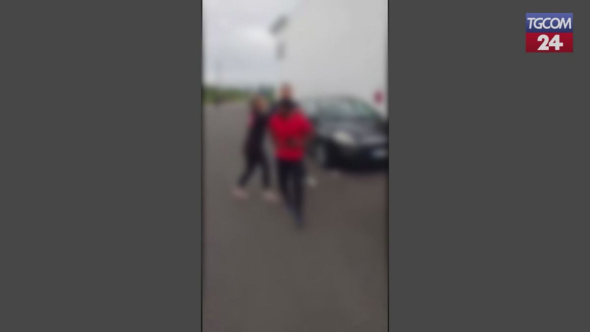 operai aggrediti durante lo sciopero nel pratese la denuncia presi a calci e pugni