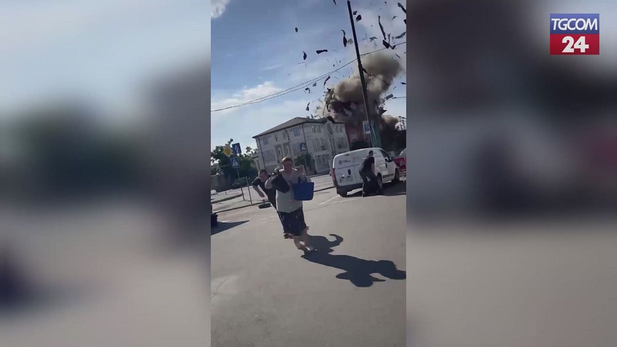 Ucraina, drone kamikaze russo centra un palazzo a Kharkiv