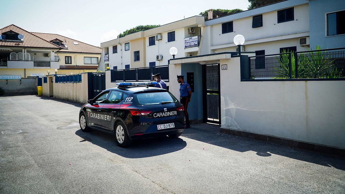 Napoli, picchia moglie e figlia: arrestato 61enne | Le violenze e gli insulti: "Sei grassa e brutta"