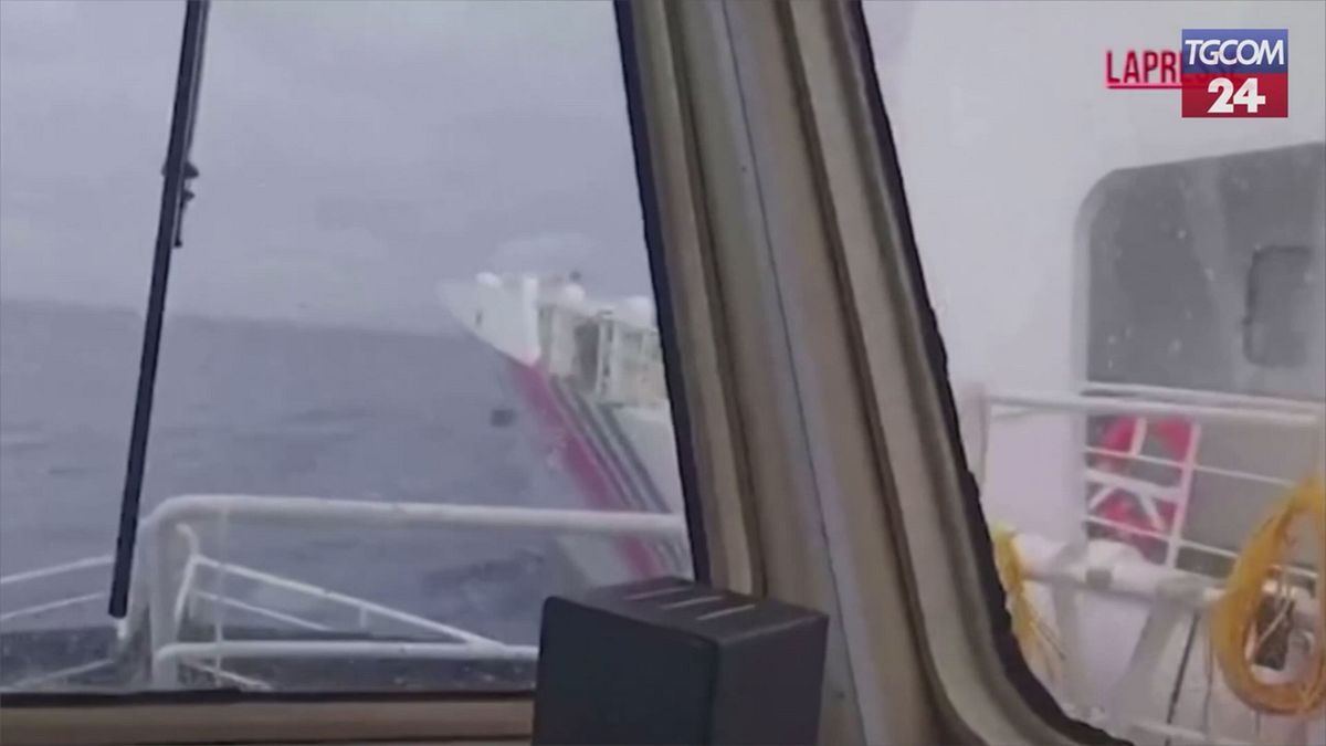 nave filippina a contatto con guardia costiera cinese le immagini dello scontro