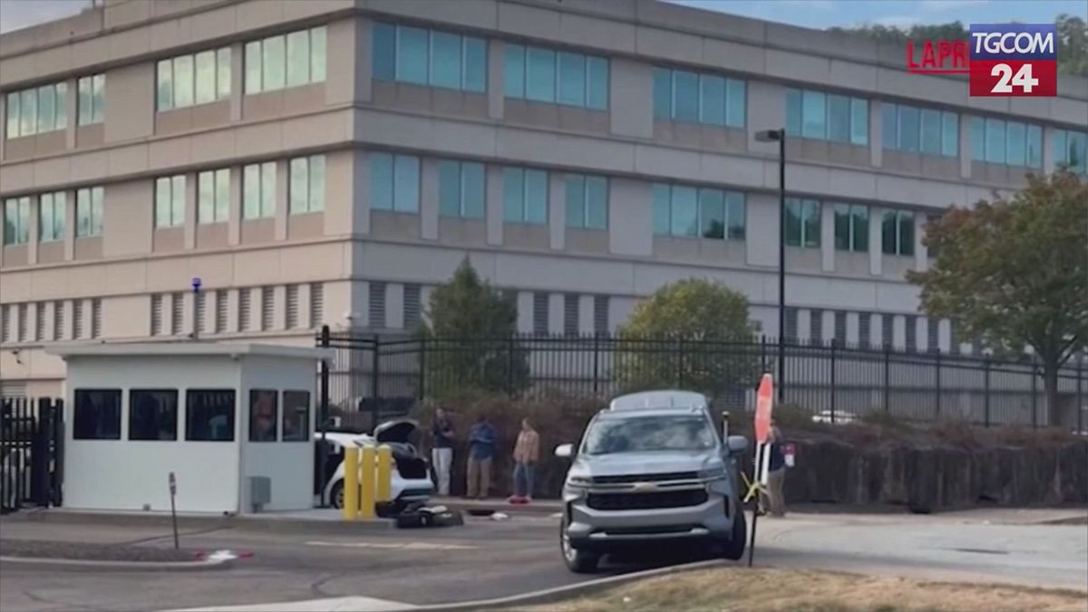 automobilista si schianta contro il cancello dell fbi a pittsburgh