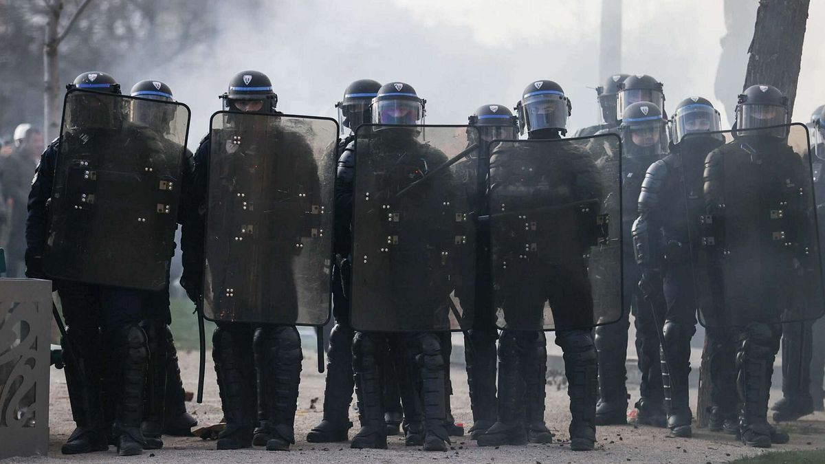 Francia, proteste per la Finanziaria: 170 manifestazioni, oltre 181 fermi | Parigi, guerriglia a Place de la Nation