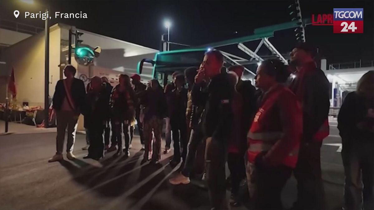 Francia, sciopero a Parigi: manifestanti bloccano un deposito di autobus