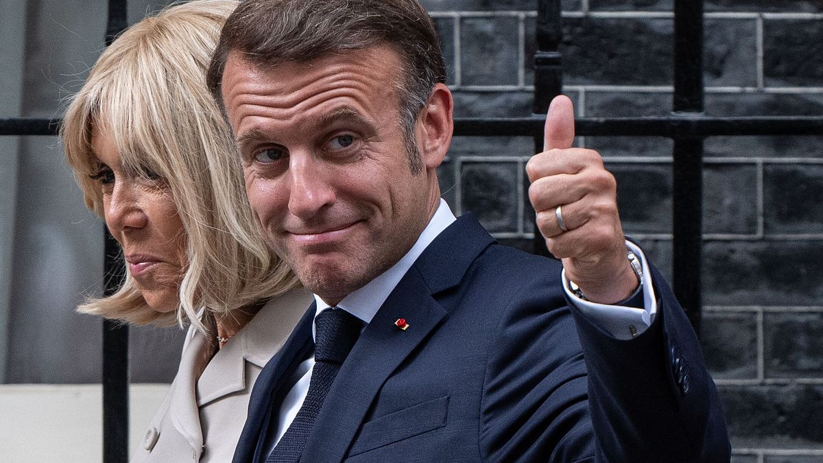 Brigitte Macron pronta a fornire prove scientifiche per dimostrare che è donna e smentire una influencer Usa