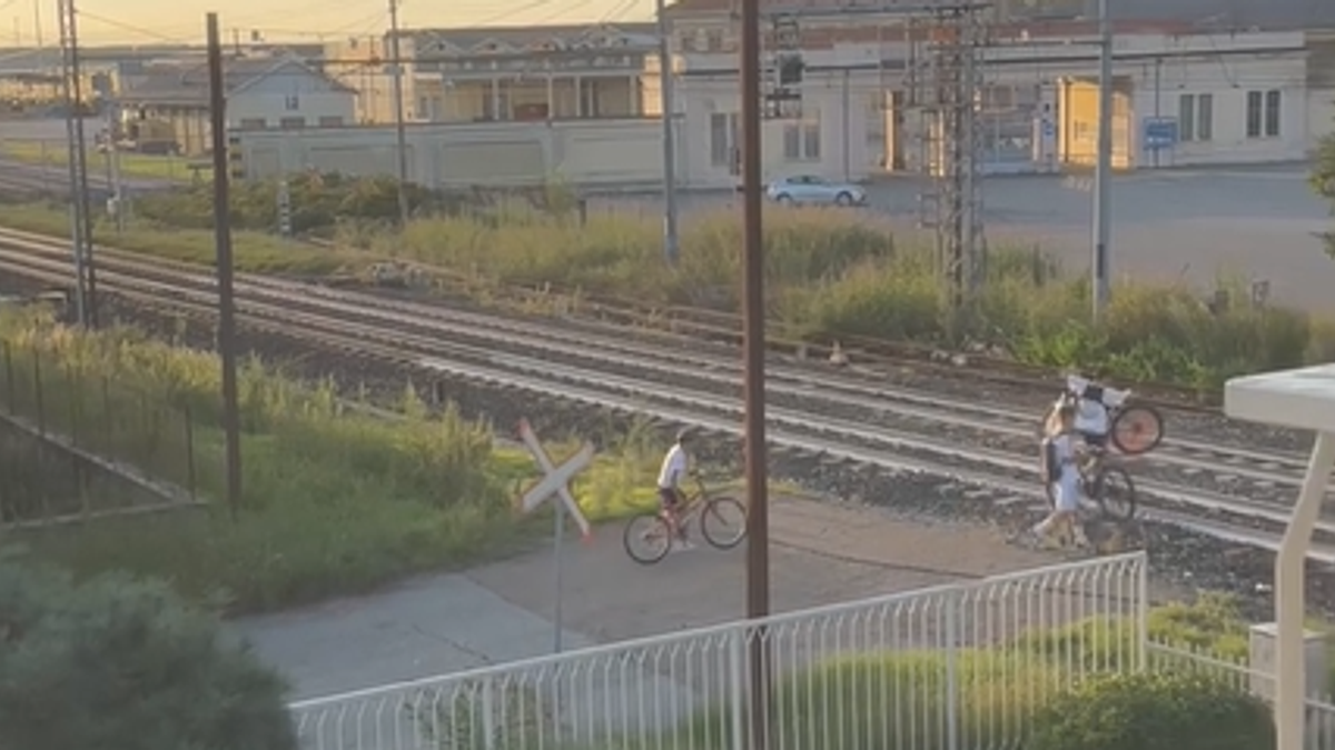 Ragazzini attraversano la Torino Milano a piedi: il video pubblicato su Facebook
