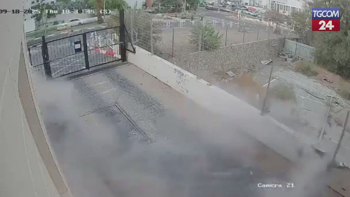 Israele, il momento in cui un drone colpisce un hotel a Eliat