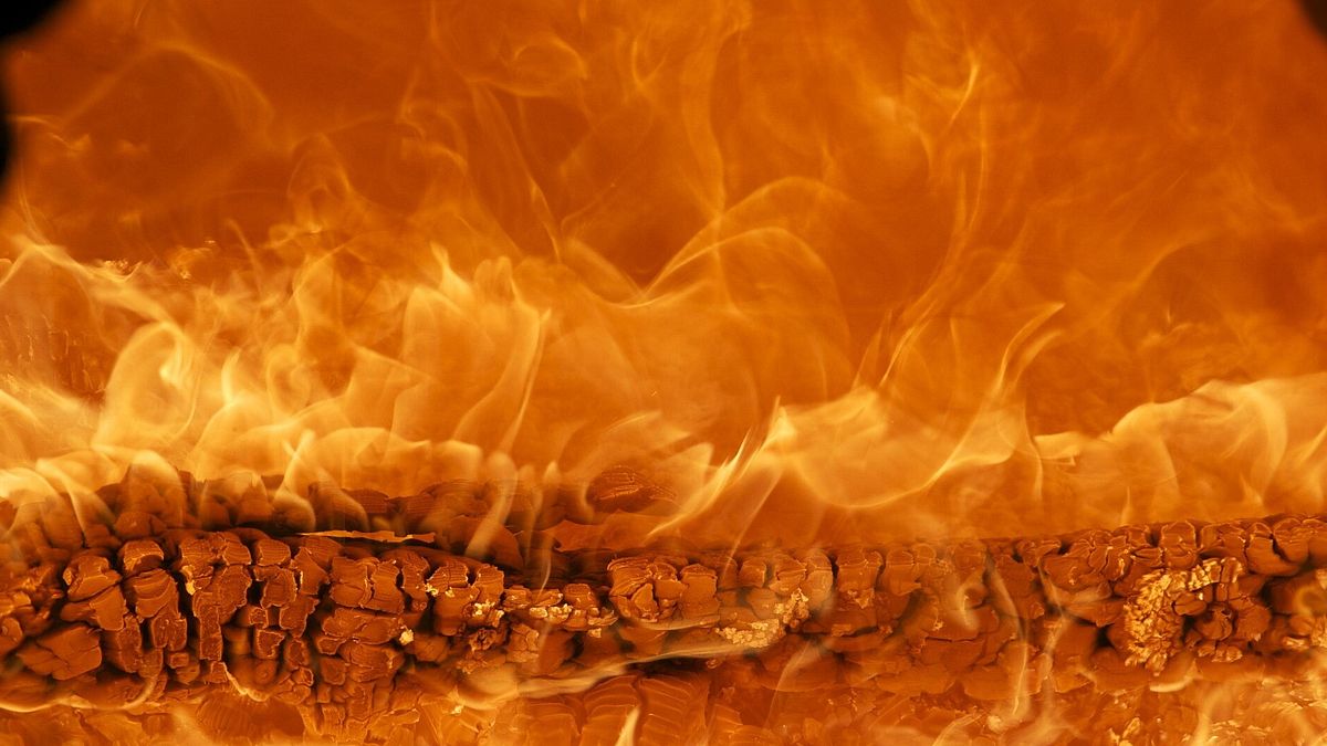 Catania, tenta rito satanico ma dà fuoco alla casa: denunciato 71enne