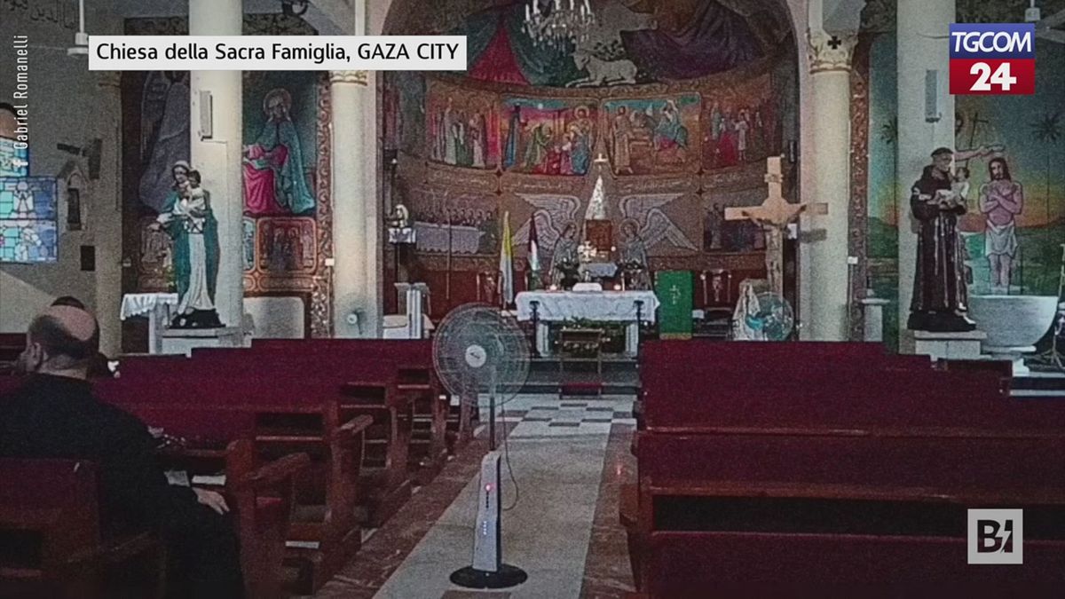 Pregare sotto le bombe, il video postato dal parroco di Gaza City
