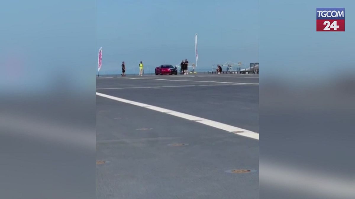 Record di velocità, con una Ferrari SF90 Stradale sul ponte di una nave a 164 km/h