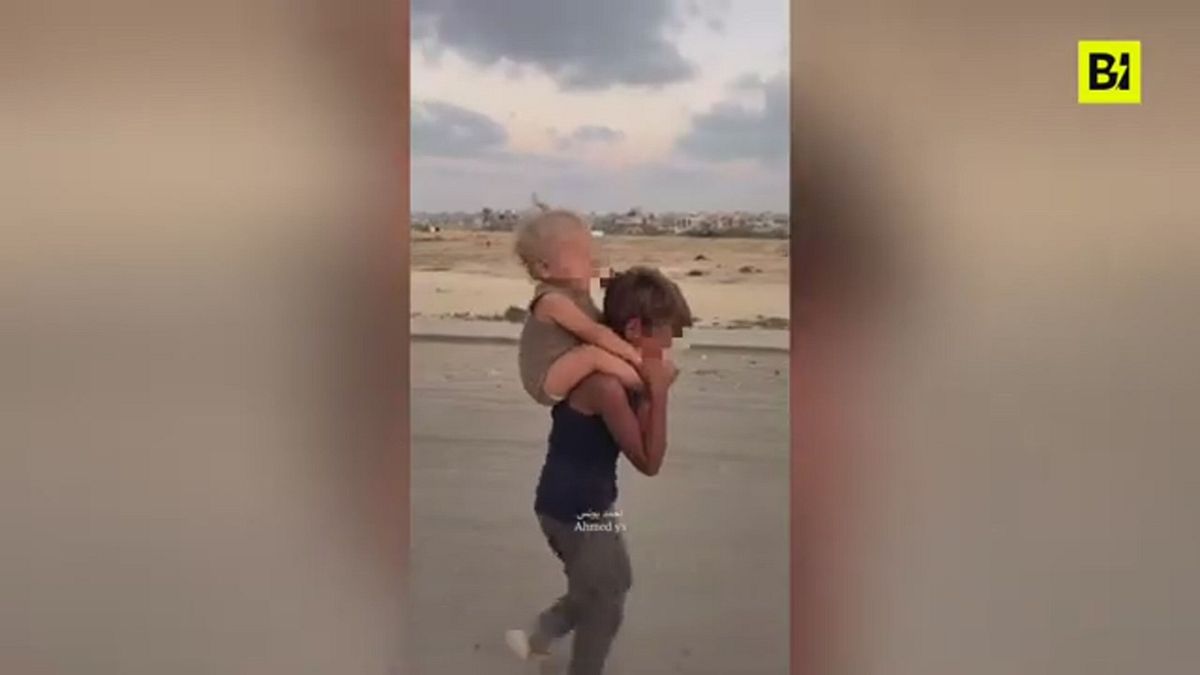 in fuga a piedi nudi con la sorellina sulle spalle le immagini simbolo della tragedia di gaza