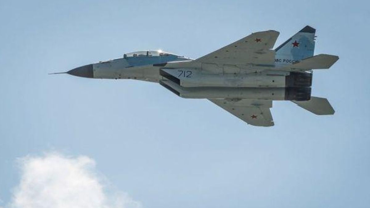 Tre jet russi invadono lo spazio aereo estone: F 35 italiani in volo per respingerli | Nato: "Caccia intercettati, azioni sconsiderate della Russia"