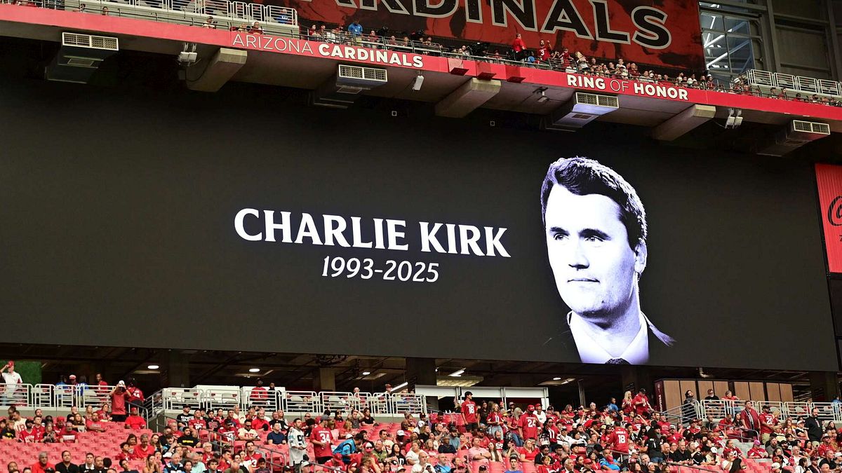 Omicidio Charlie Kirk, funerale show allo stadio: Trump sul palco ma Fbi nega legami del killer con la sinistra