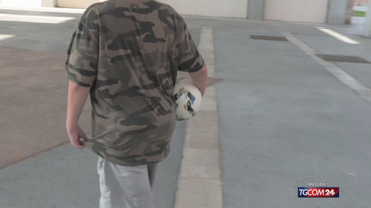 venezia ragazzi giocano a calcio in un area vietata multati