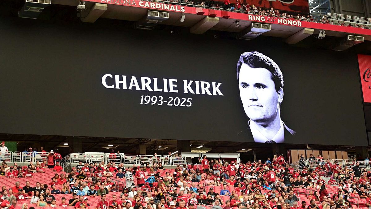 Charlie Kirk, funerali show allo stadio in Arizona | Trump: "Celebriamo la vita di un grande uomo"