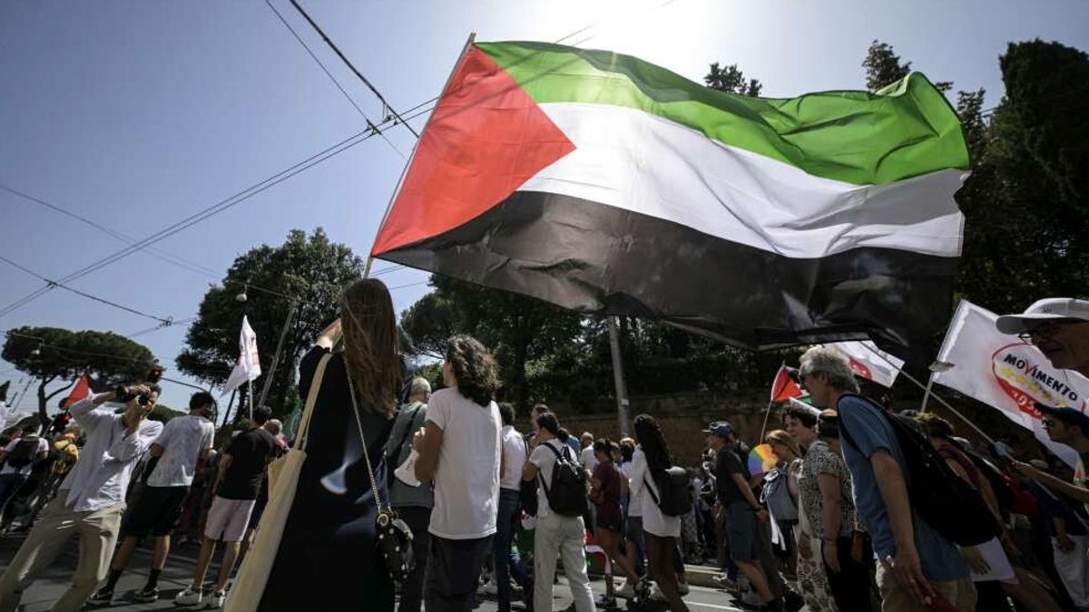 sciopero per gaza blocchiamo tutto dai trasporti alle scuole l italia si ferma