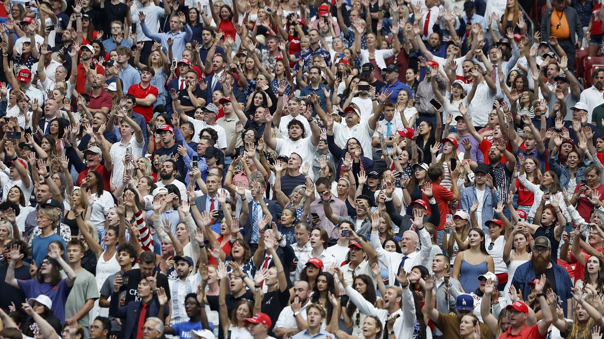 Charlie Kirk, funerali show allo stadio in Arizona | Trump accolto da un