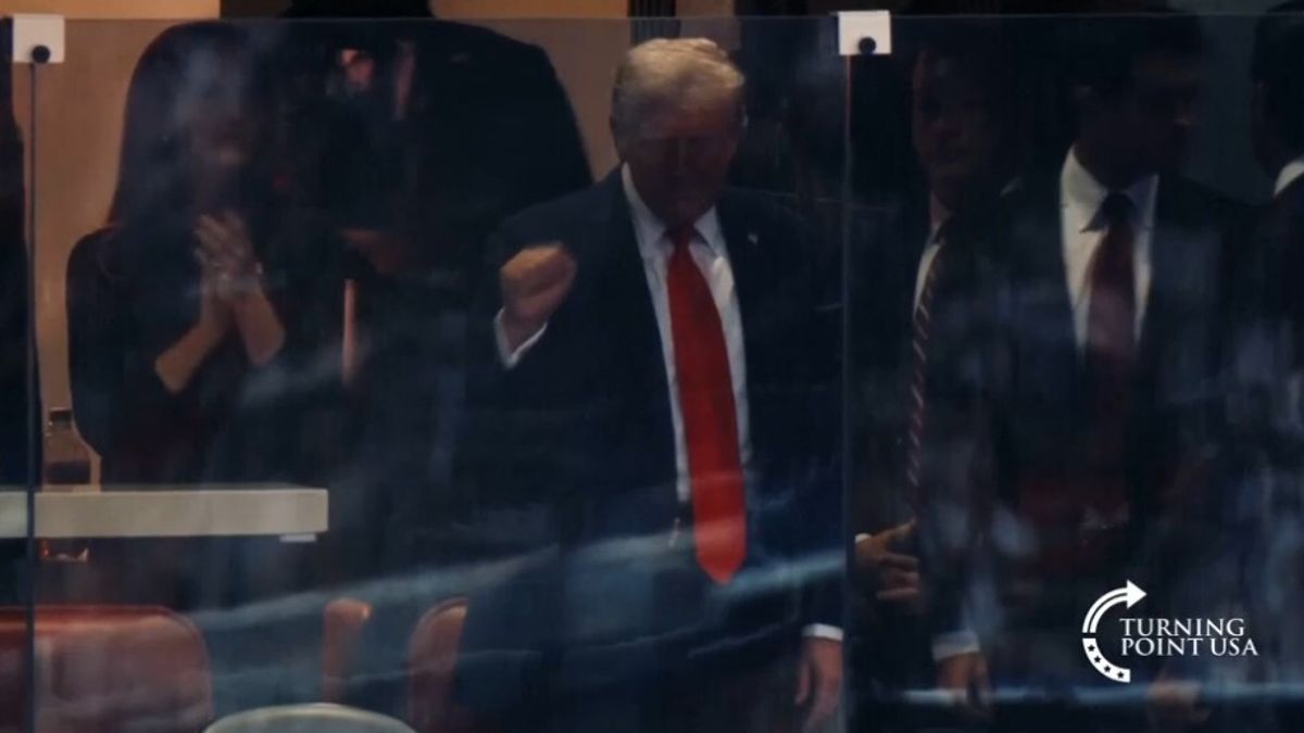 Ovazione per Trump ai funerali di Kirk