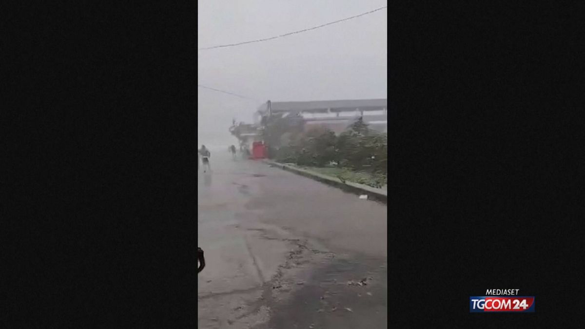 filippine migliaia di evacuati per il passaggio del super tifone ragasa