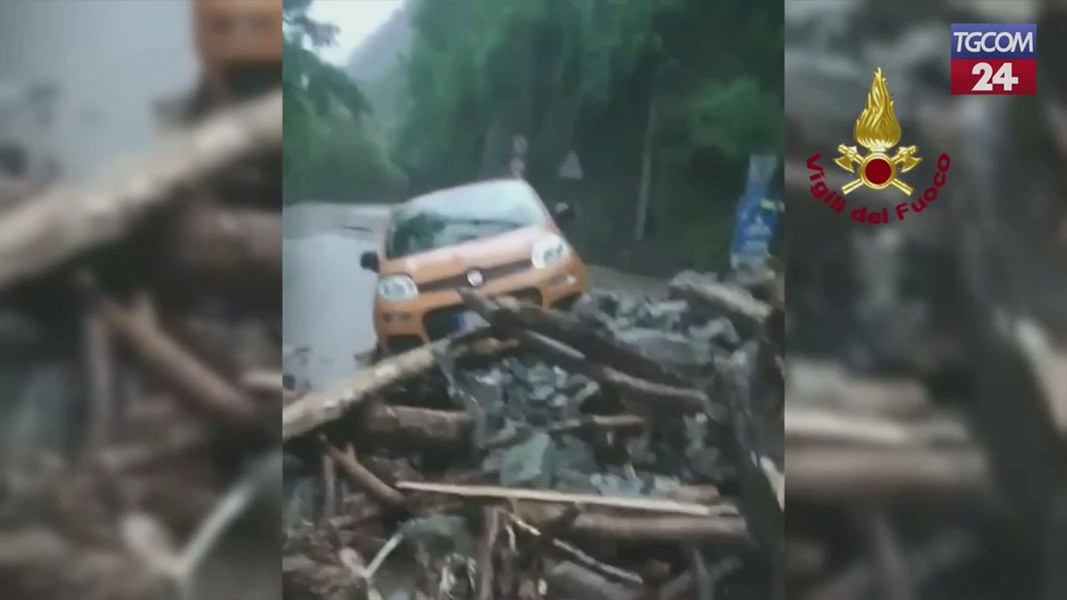 maltempo in lombardia frana nel comasco coinvolta un auto