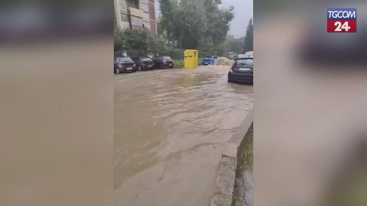 Maltempo a Milano, esonda il Seveso: strade allagate