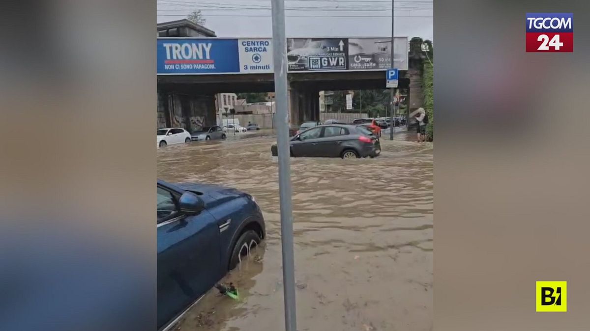 Maltempo a Milano, le auto restano bloccate nei sottopassi
