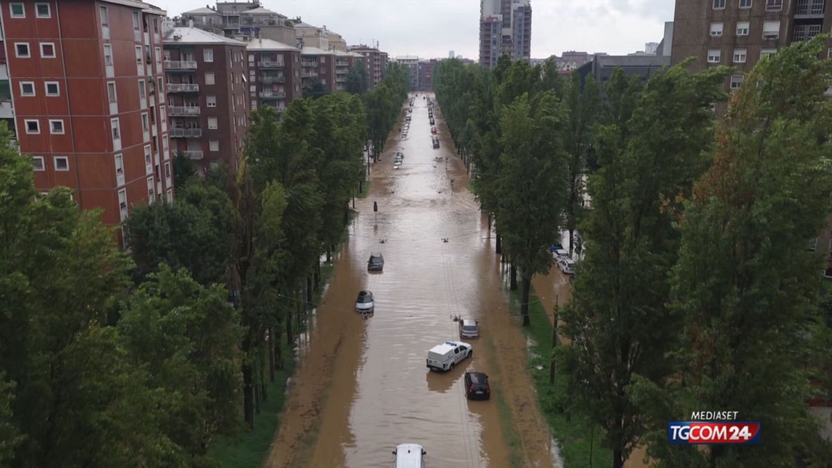 Il Seveso esonda, strade come fiumi in piena
