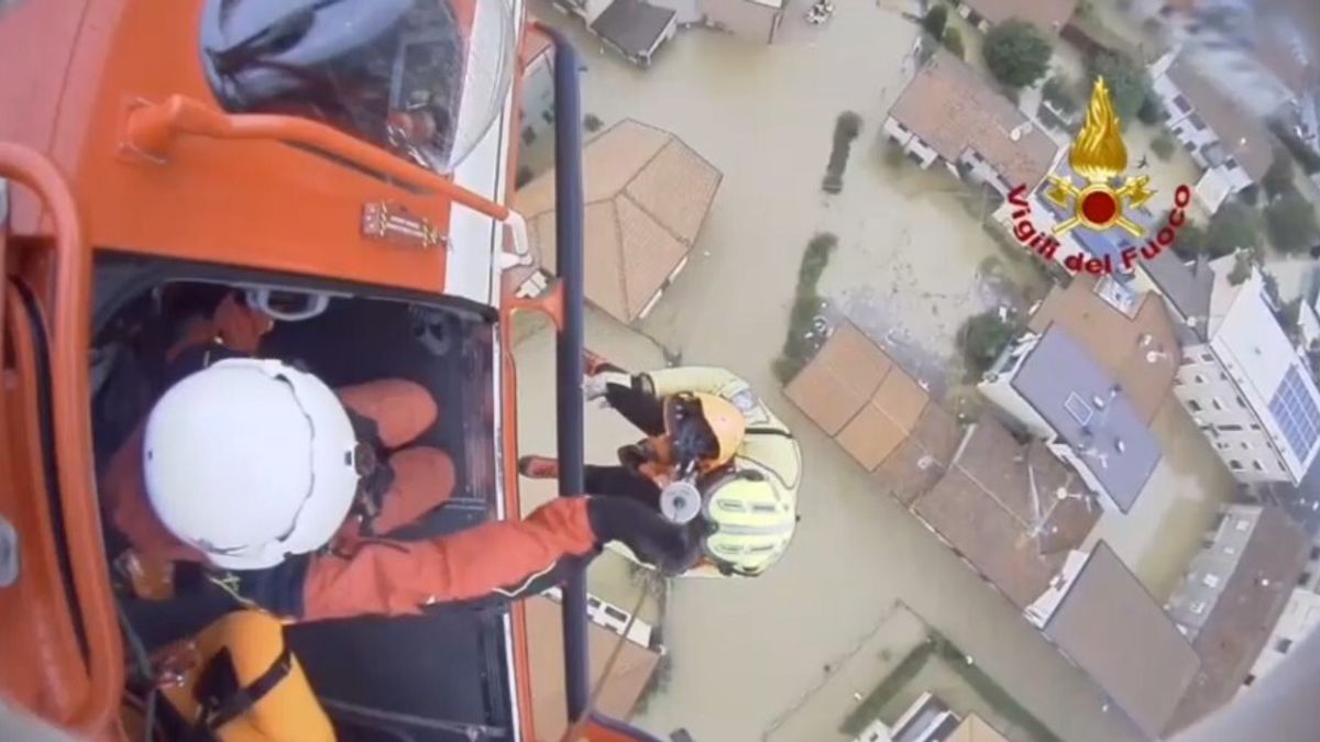 bloccate in casa con l acqua che saliva mamma e bimba salvate dai vigili del fuoco