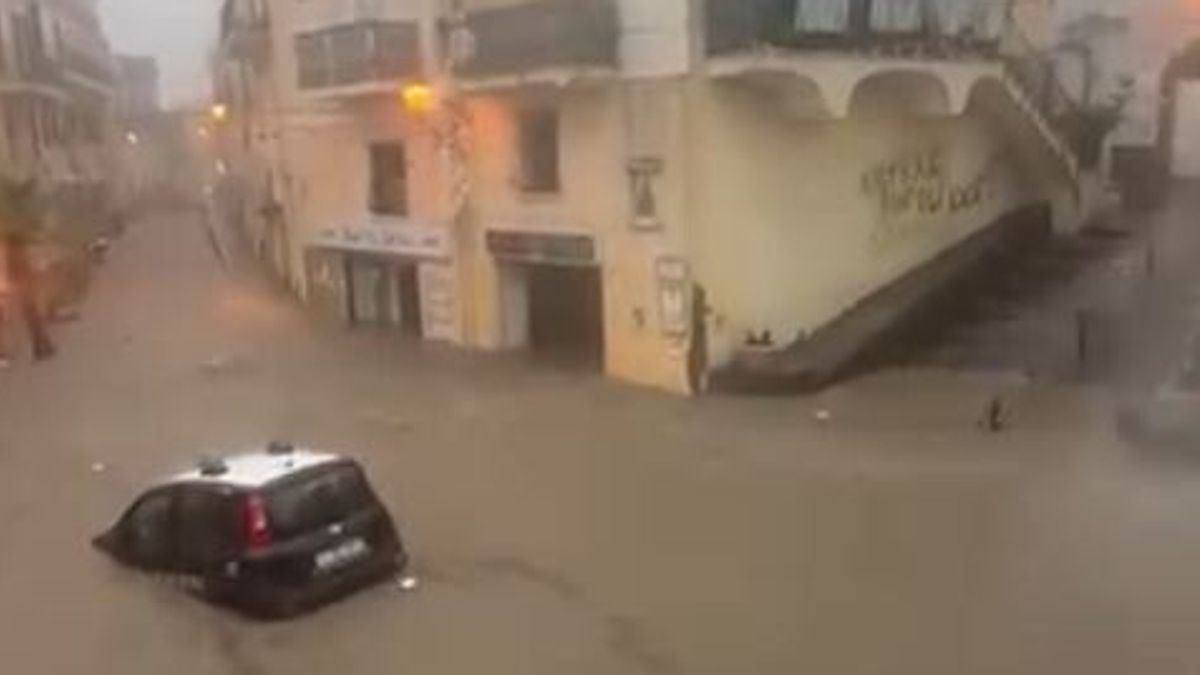 Maltempo, nubifragio a Ischia: strade allagate e auto sommerse | Riprese le ricerche della turista dispersa nell