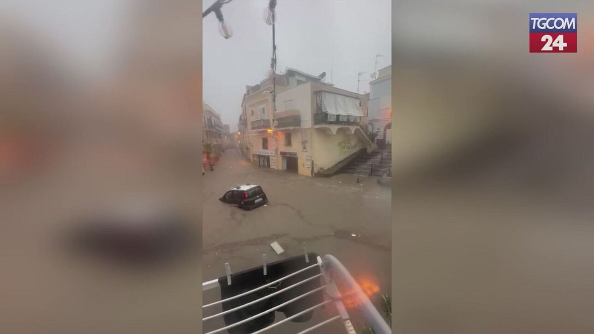 Violento nubifragio ad Ischia, strade allagate e auto sommerse
