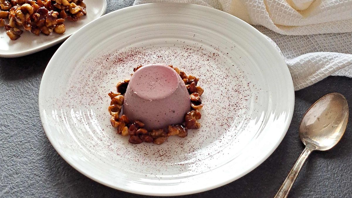 Panna cotta all'ibisco con frutta secca caramellata