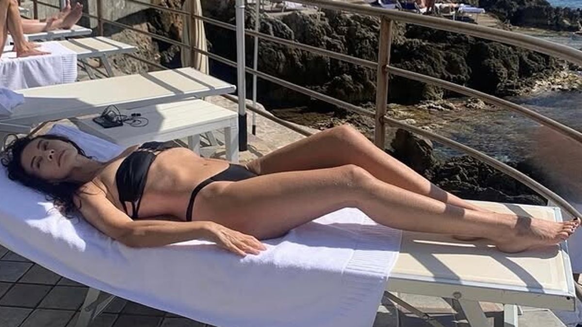 elena sofia ricci strepitosa in bikini per l ultimo sole d estate