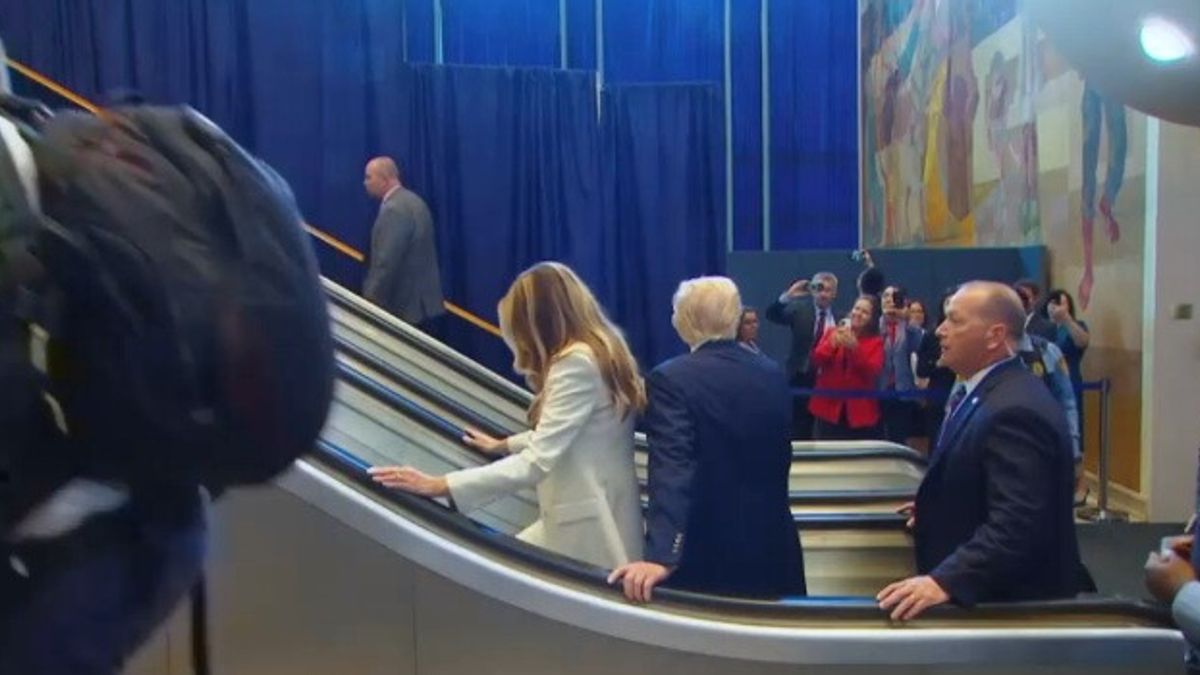 melania trump bloccata sulle scale mobili del palazzo di vetro dell onu scoppia l escalatorgate