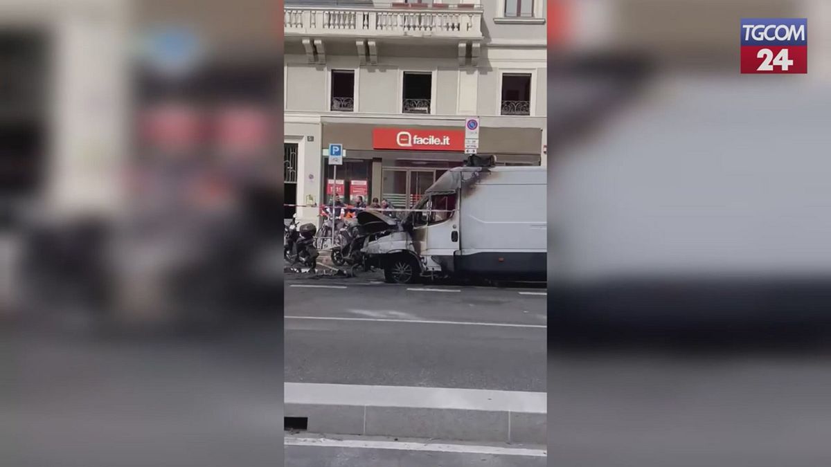 Milano, furgone prende fuoco vicino alla metro Porta Venezia