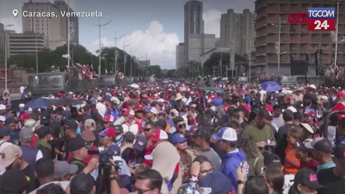 Venezuela, le milizie civili armate sfilano per le strade di Caracas contro gli Usa