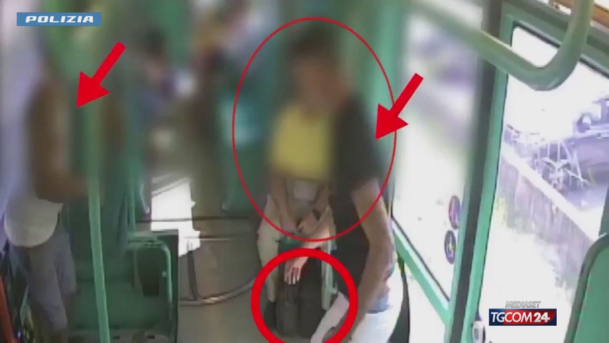 milano picchiano ipovedente sul tram per rapinarlo arrestati